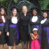DAAD-Lektorin Monica Heitz (4. von links) mit Absolventinnen des Deutschstudiums