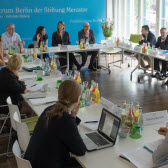 Mitarbeiter des "Al Mercato Forums" der Stiftung Mercator in der Diskussionsrunde.