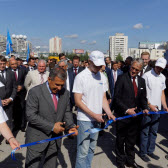 Tatarstans Präsident Minnichanow und Deutschlands Botschafter von Fritsch (von links) schneiden symbolisch das Band zur Eröffnung durch.