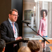 Botschafter Peter Tempel am Rednerpult bei der Alumni Veranstaltung in Brüssel.