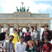 Andrea Fleschenberg dos Ramos Pineu (vorne) und die Gruppe am Brandenburger Tor.