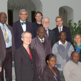 Delegation von der tansanischen Catholic University of Health and Allied Sciences at Bugando mit Vertretern der Würzburger Partnereinrichtungen im Lichthof der Universität.