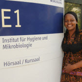 Die Doktorandin Nyambura Moremi vor dem Institut für Hygiene und Mikrobiologie in Würzburg.
