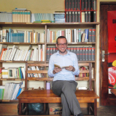 Steven Heimlich in seinem Büro in Kampala