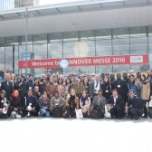 Gruppenbild vor dem Eingang zur Hannover Messe
