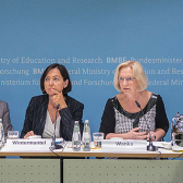DAAD-Präsidentin Wintermantel und Bundesbildungsministerin Wanka bei der Vorstellung von "Wissenschaft weltoffen 2015"