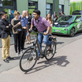 Probefahrt: Am Berliner "InnoZ" konnten die internationalen Journalisten selbst testen, wie sich die Fahrt mit Elektroauto und -fahrrad anfühlt