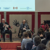 Auf dem Podium (v. l. n. r.): Moderator Jan-Martin Wiarda, David Ruebain und Josephine De León