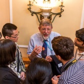 Wissenschaftsstar als persönlicher Ratgeber: US-Nobelpreisträger Bill Phillips im Austausch mit jungen Forschern in Lindau