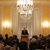 Gregor Berghorn, langjähriger Leiter der DAAD-Außenstelle Moskau, spricht in der Residenz des deutschen Botschafters