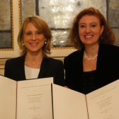 Laura Anna Macor (l.) mit der Ko-Preisträgerin Francesca Iannelli