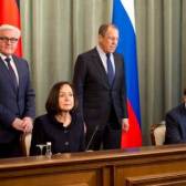 Bundesaußenminister Frank-Walter Steinmeier, DAAD-Präsidentin Margret Wintermantel und der russische Außenminister Sergej Lawrow bei der Unterzeichnung der neuen Absichtserklärung