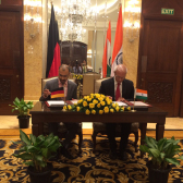 DAAD-Vizepräsident Joybrato Mukherjee und UGC Chairman Ved Prakash bei der Unterzeichnung der Vereinbarung für das neue Programm "Deutsch-Indische Hochschulpartnerschaften"