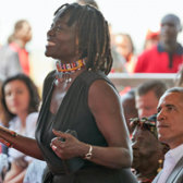 Auma Obama und ihr Halbbruder, der ehemalige US-Präsident Barack Obama, bei der Eröffnung des neuen Sport-, Ressourcen- und Ausbildungszentrums der Stiftung "Sauti Kuu" im Sommer 2018