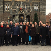 Vor dem Hauptgebäude der Georgetown University trafen sich das DAAD-Team und alle Leiter der Zentren für Deutschland- und Europastudien zum gemeinsamen Gruppenbild