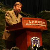 Der DAAD-Lektor Patrick Kühnel spricht bei einem Festakt an der Fremdsprachenuniversität BFSU in Peking