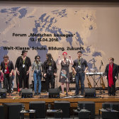 "Welt-Klasse": Mit einem lebendigen Bühnenprogramm wurde im Auswärtigen Amt das Forum "Menschen bewegen" eröffnet