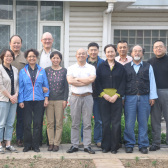 Gruppenbild mit Zentrumsleiter: einige Mitglieder des ZDS Peking um Direktor Huang Liaoyu (vordere Reihe, 3. v. r.)