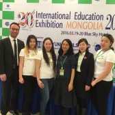 Christian Kellner mit Studentinnen auf der International Education Exhibition 2016