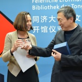 DAAD-Präsidentin Margret Wintermantel und der Präsident der Tongji-Universität Pei Gang bei der Eröffnung der größten deutschsprachigen Bibliothek in Asien