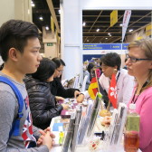 Auf der "Education & Career Expo" in Hongkong: Dorothea Neumann im Gespräch mit einem Messebesucher