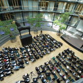 Konferenzteilnehmer in Berlin: klassisches Forum, virtuell ausgreifender Austausch
