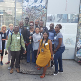 Vor einem Stück der Berliner Mauer: Teinehmer des deutsch-südafrikanischen Graduiertenkollegs Wits-TUB Urban Lab