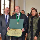 Der deutsche Botschafter Günter Knieß, Sven Werkmeister und Astrid Salamanca Rahin, Direktorin des kolumbianischen Senats (v.l.n.r.), bei der Verleihung des Ordens.