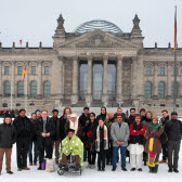 Gruppenbild der Stipendiaten vor dem Reichstag in Berlin.