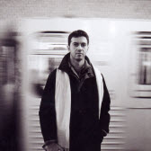 Komponist Fabien Lévy in einer französischen U-Bahn-Station.