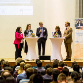 Im Gespräch auf der Bühne: Hanan Badr, Oleksandra Petrova, Ulrich Grothus, Michelle Müntefering und Andreas Görgen (v.l.n.r.)
