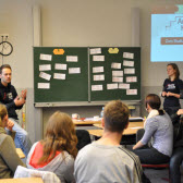 Mitarbeiter von der Initiative Arbeiterkind.de beim Unterricht in einer Schulklasse.