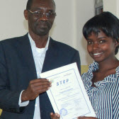 Eine Absolventin (rechts) des STEP-Programms in Kigali bekommt ihr Zertifikat ausgehändigt.