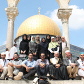 Ibrahim Salama (Mitte) mit Kollegen und Studierenden vor dem Felsendom in Jerusalem.