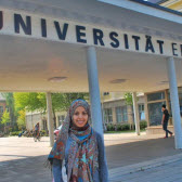 Suaad Abdo vor ihrer Hochschule in Erfurt.