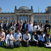 Afghanische PPGG-Stipendiaten vor dem Berliner Reichstagsgebäude.