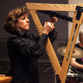 Harfenistin Zeena Parkins (links) begleitet von Schlagzeuger Tony Buck.