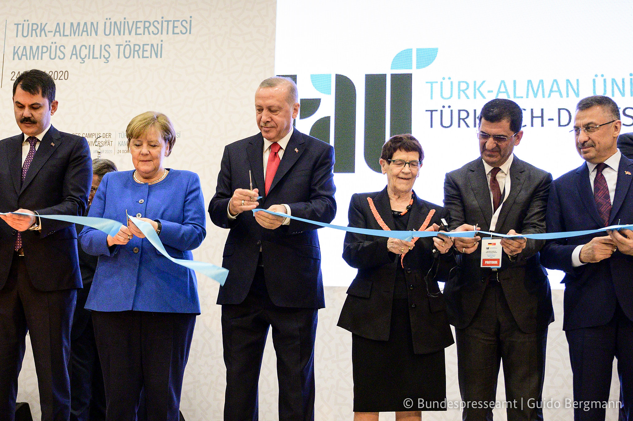 Gemeinsam mit der Bundeskanzlerin und Staatspräsident Erdogan eröffnet Prof. Dr. Rita Süssmuth (4.v.l.), Vorsitzende des TDU-Hochschulkonsortiums, den neuen Campus der Türkisch-Deutschen Universität (TDU).